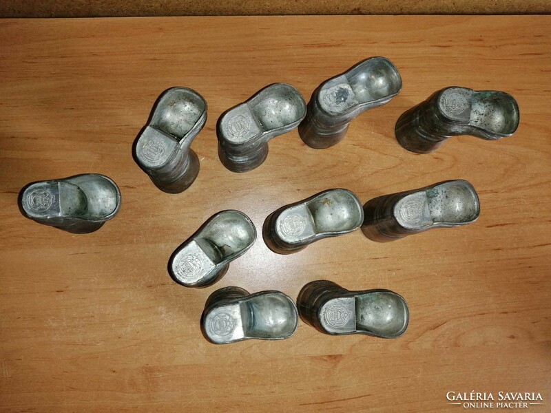 Pewter cup in the shape of a boot 10 pieces in one (qv)