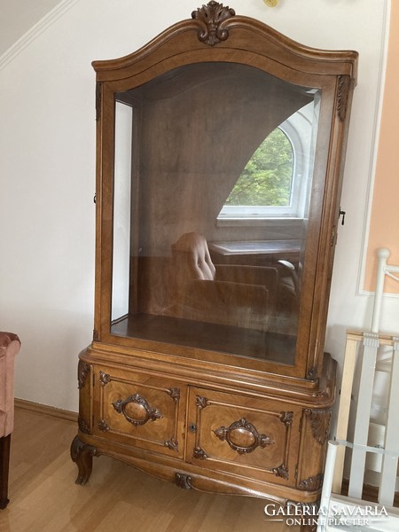Antik barokk típusú vitrines szekrény kulccsal