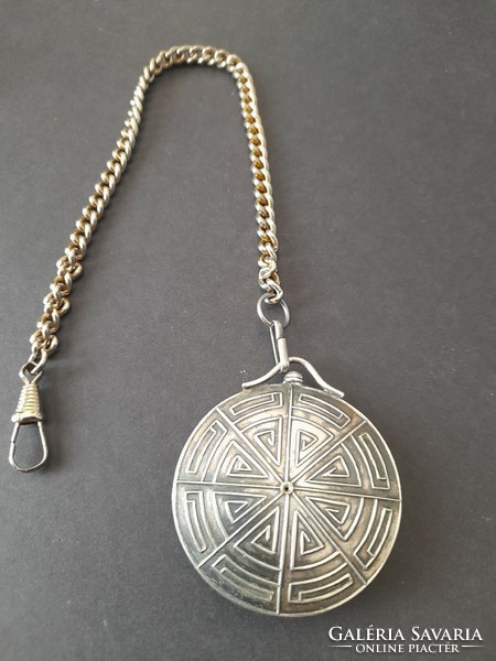 Silver-plated pendant with rotating dial, with watch chain. 5 Cm.