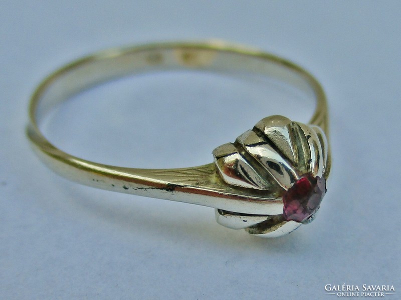 Beautiful antique gold ring with ruby stones