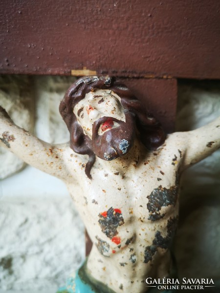 Antik kereszt korpusz feszület festett Jézus Krisztus szobor fa hatású, de öntött vas. 100 éves