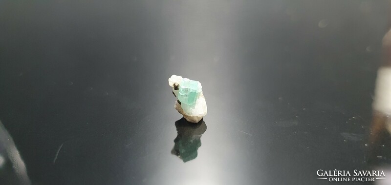 Colombian emerald crystal. With certification.