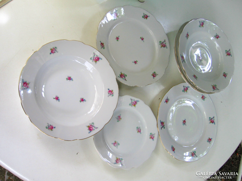 Apró virágcsokros rózsás régi cseh porcelán tányérok