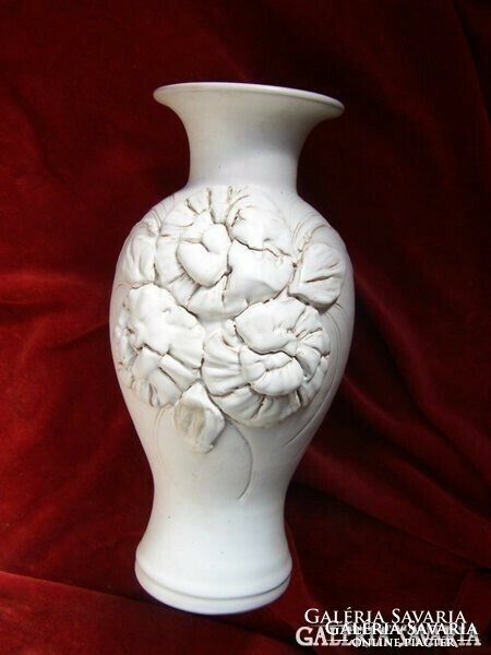 Retro váza plasztikus virágokkal      Nagyon dekoratív kerámiaváza     hibátlan állapotban.     Maga