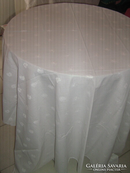 Light filigree tablecloth embroidered in beautiful white fabric