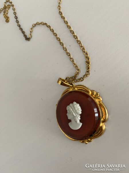 Necklace with a cameo? With Kamea-like application