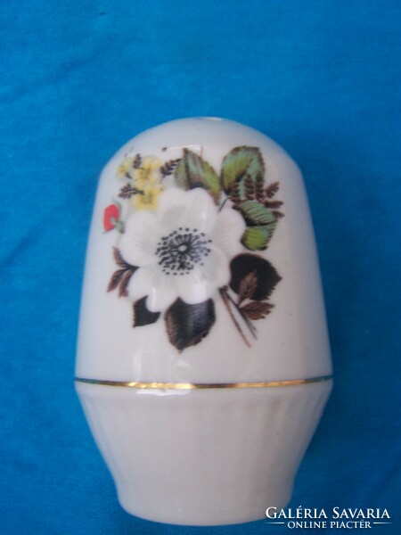 Spice sprayer. Flower-patterned porcelain, table accessory in perfect condition m. 8 Cm