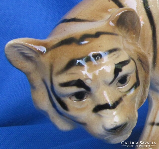 Sitzendorf porcelán tigris, jelzett, 15 cm magas, talpazat 16x7 cm, enyhén hibás