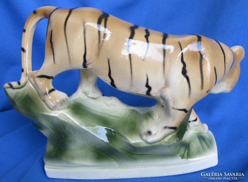 Sitzendorf porcelán tigris, jelzett, 15 cm magas, talpazat 16x7 cm, enyhén hibás