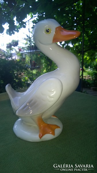 Goose porcelain figure - perfect piece for the garden, terrace, anywhere. M. 17 Cm