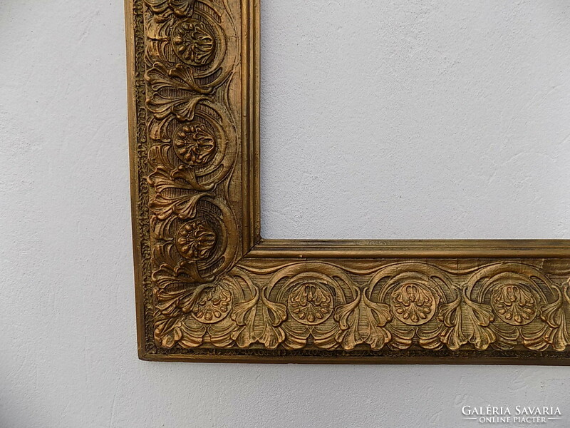 Gilded picture frame. Size: 117.5 x 96.5 cm.