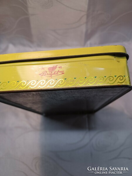 Retro Chinese candy metal box white rabbit rolls