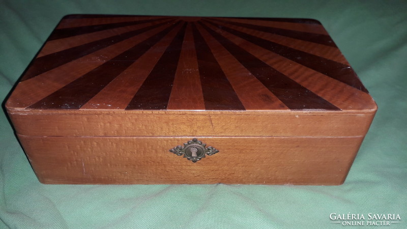 Antique light-tarsia (reminiscent of the late Japanese flag) decorative wooden box 15 x 25 x 8 cm according to the pictures