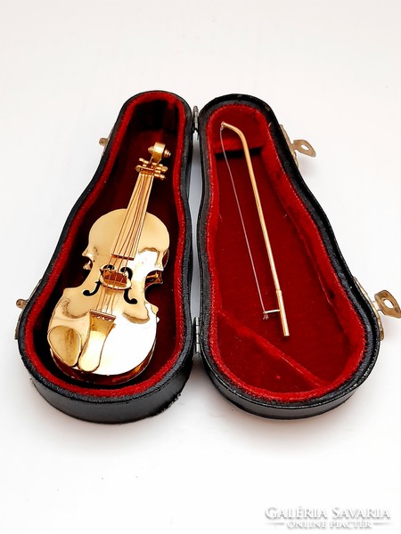 With mini copper violin case