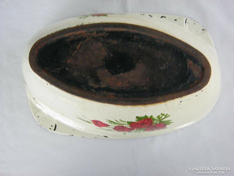 Cast iron oven pot with poppy seeds