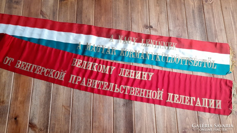 Socialist flag, wreath inscription 