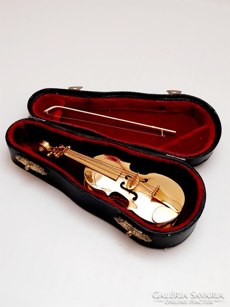 With mini copper violin case