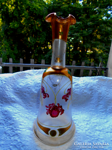 Szecesszíós sorszámozott   festett  szakitott üveg karaffa