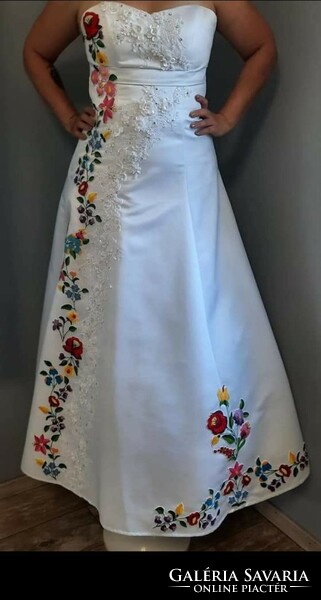 Wedding dress with Kalocsa pattern