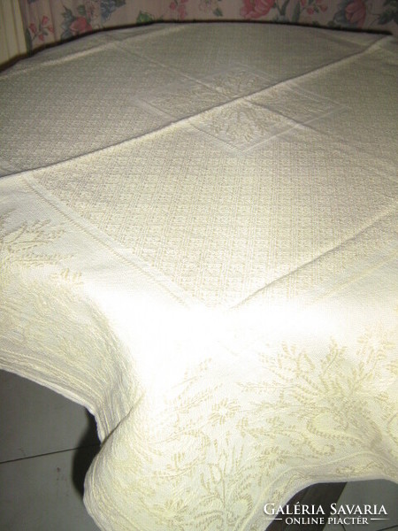 Elegant woven tablecloth with a beautiful Bavarian flower pattern