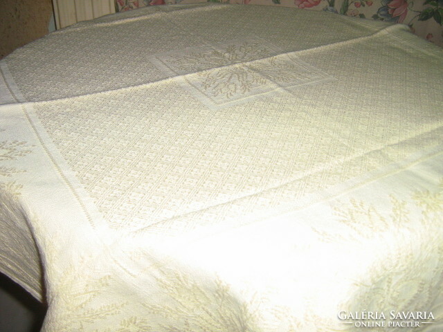 Elegant woven tablecloth with a beautiful Bavarian flower pattern