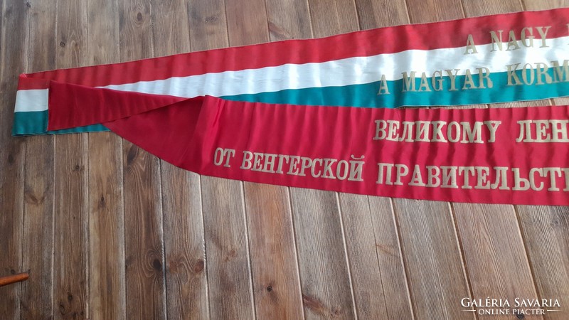 Szocialista zászló, koszorú felirat " A nagy Leninek a Magyar kormányküldöttségtől"