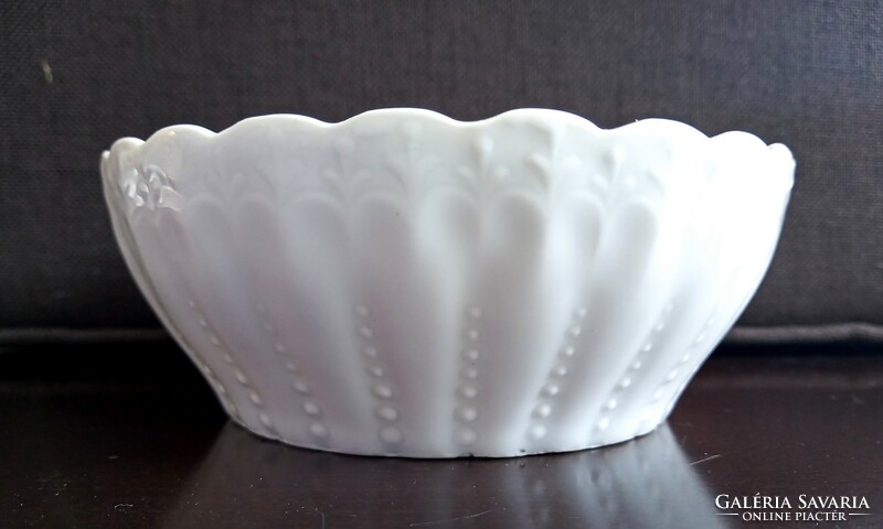 Régi fehér porcelán dombormintás kis tál 13.5x5m