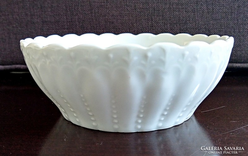 Régi fehér porcelán dombormintás kis tál 13.5x5m