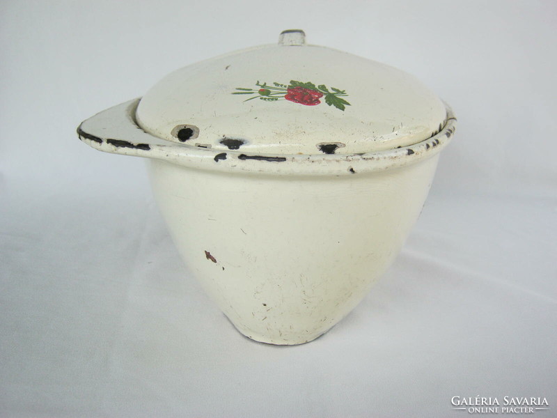 Cast iron oven pot with poppy seeds