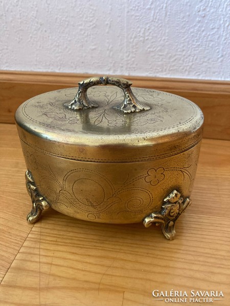 Jewelry box with lid