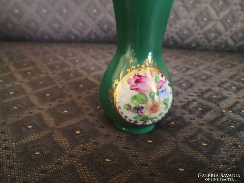 Herendi zöld fond festésű kis váza, tükrös medalion dekorral