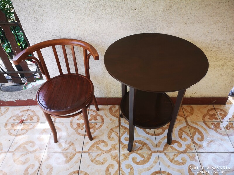 Antique thonet table light beautiful condition. Living room, smoking breakfast table art deco art deco