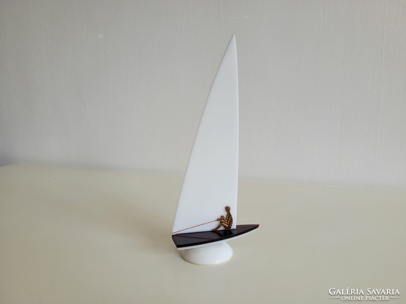 Retro régi Balatoni Emlék műanyag plexi vitorlás 21 cm vitorláshajó mid century hajó emléktárgy dísz