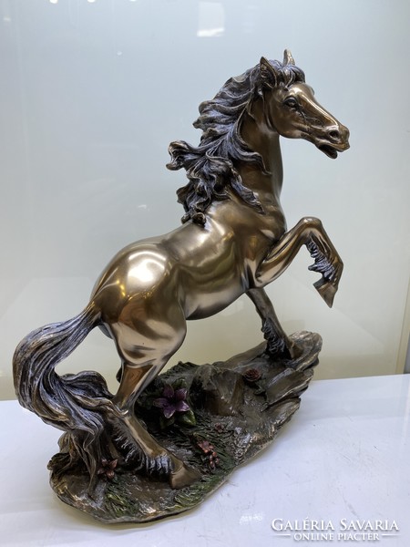 Bronzirozott ló szobor