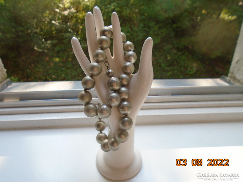 Necklaces made of 24 large interesting silver-colored true pearls