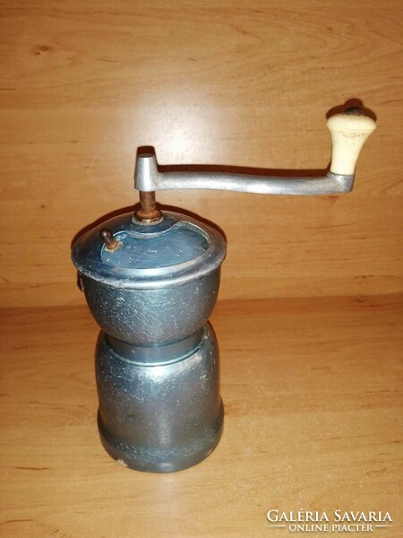 Antique metal pepper grinder (25/d)