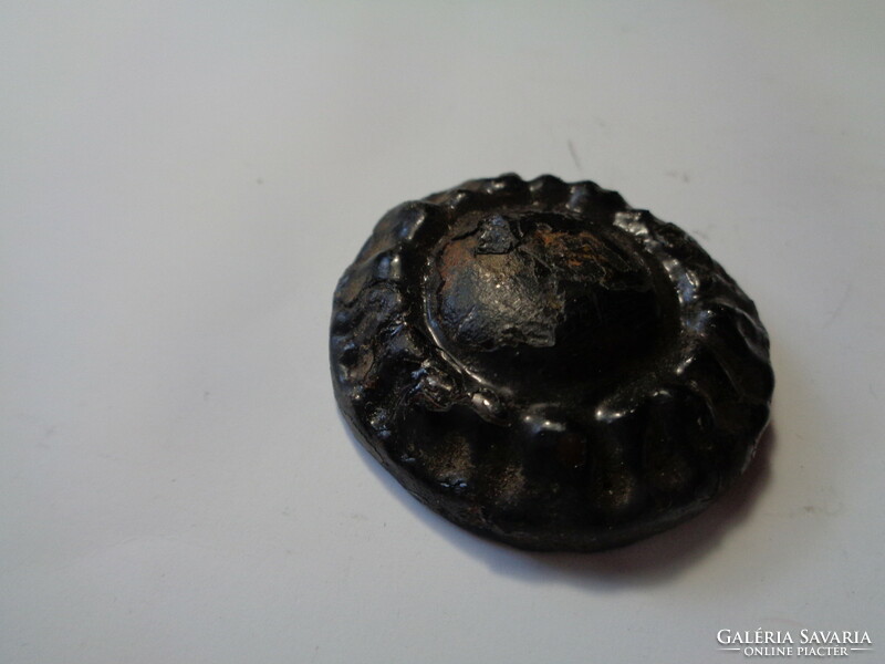 Középkori  öntöttvas  , kabát gomb 4 cm  , belső része  menetes