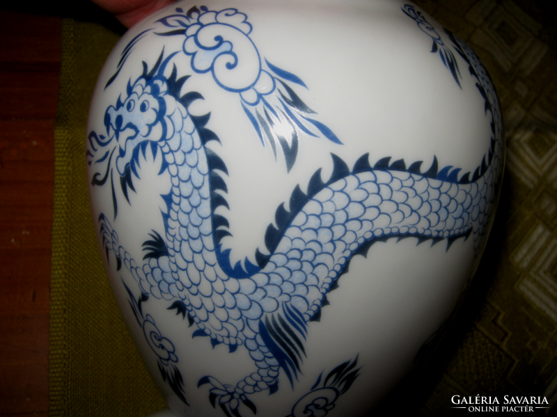 Eastern dragon lidded container