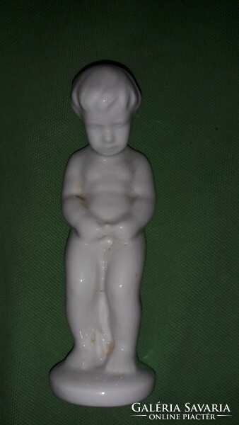 Porcelán miniatűra a Brüsszeli Maneken Pis köztéri szobor makettje mini szobor 12 cm a képek szerint