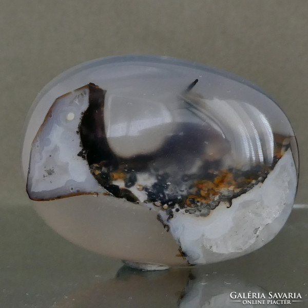 Hematite-encrusted agate Moroccan stone with microcrystalline quartz ingrowth. 25 grams.