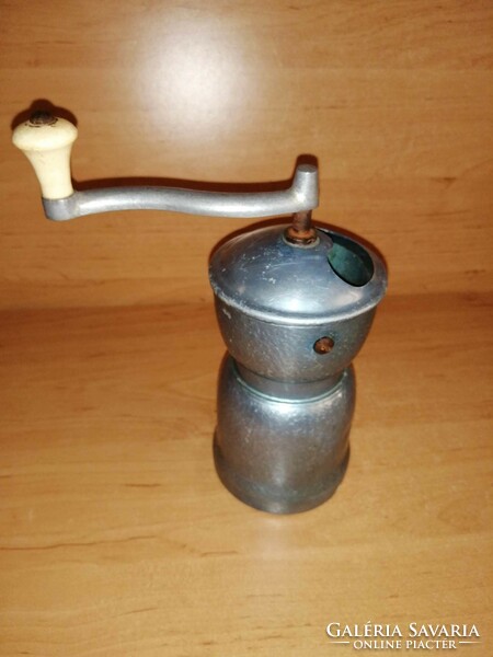 Antique metal pepper grinder (25/d)