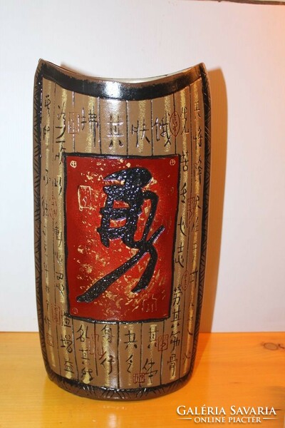 Chinese motif ceramic vase