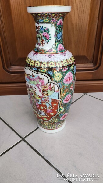 Flawless hand-painted and gilded Chinese porcelain vase