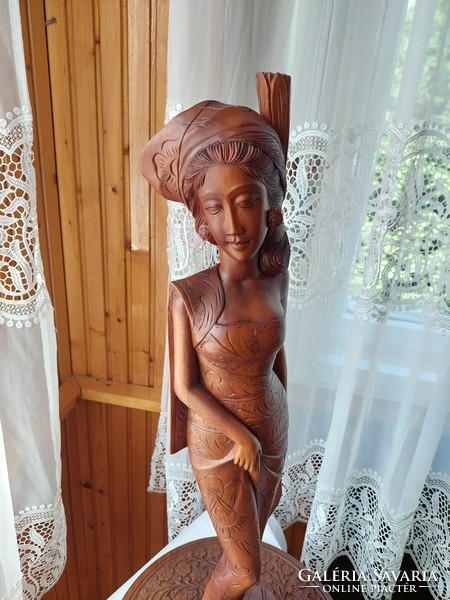Nagyméretű, egy fából faragott, nehéz, indiai nőszobor