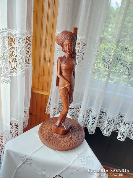 Nagyméretű, egy fából faragott, nehéz, indiai nőszobor