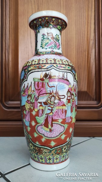 Flawless hand-painted and gilded Chinese porcelain vase