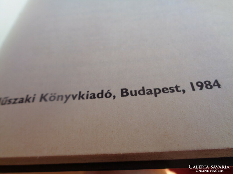A filmrtükk  írta  Zorán Perisic  . 190 oldal , Műszaki könykiadó , 1984 .