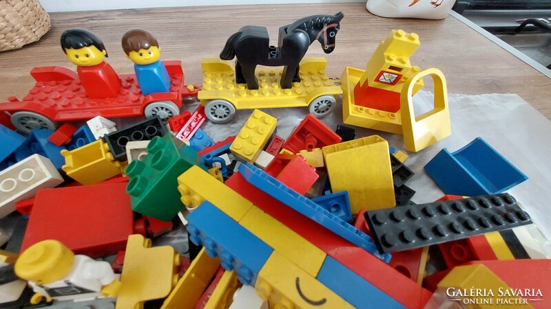 Lego mindenféle játék elemek ,kockák, figurák, autókerekek, néhány darab Duplo-val ( 1050 gramm) )