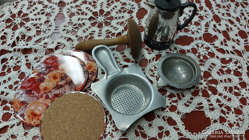 Háztartási eszközök egyben , 2 db teaszűrő, mini termosz konyhai óra, stoppolófa ,pohár alátét 4 db