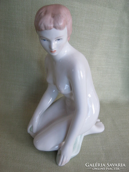 Aquincum porcelain large size kneeling female nude